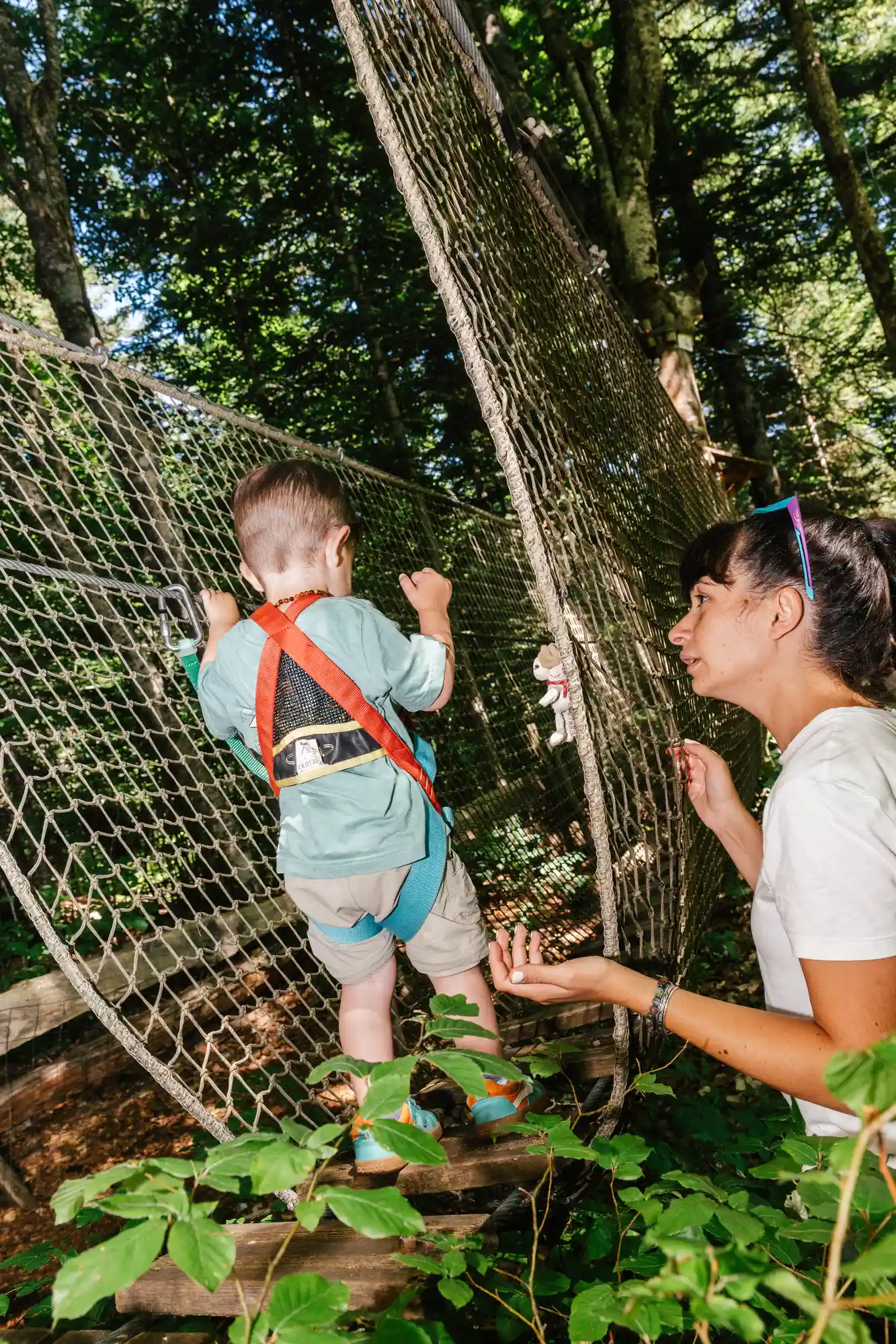 un enfant de 3 ans dans les arbres