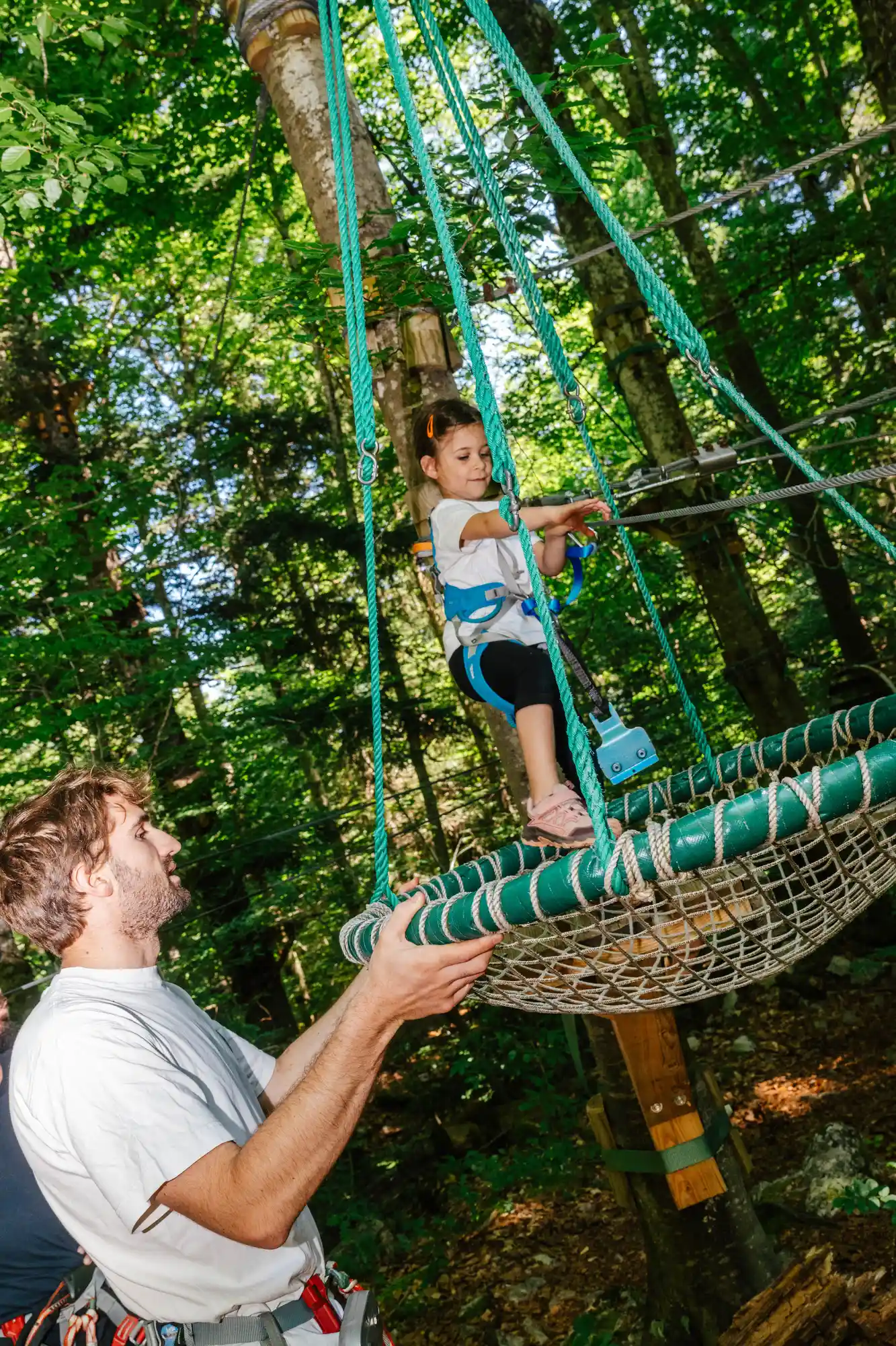 un enfant de 3 ans fait du parcours aventure