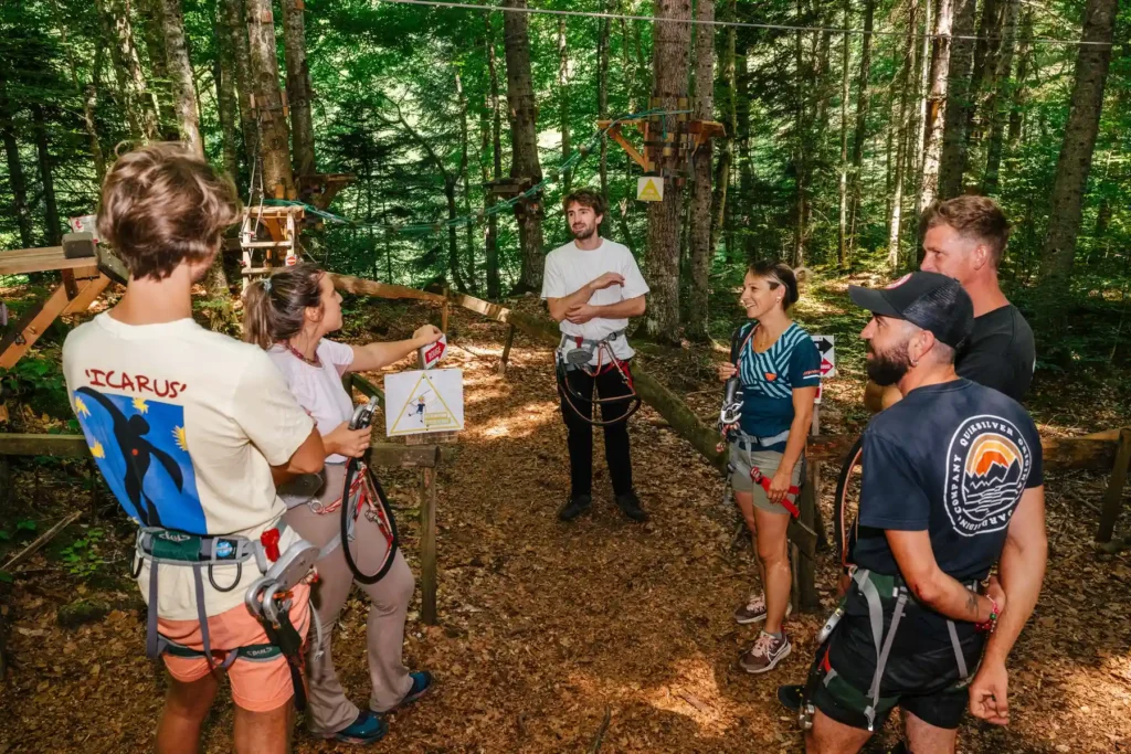 un groupe de jeunes adultes au parcours aventure trièves