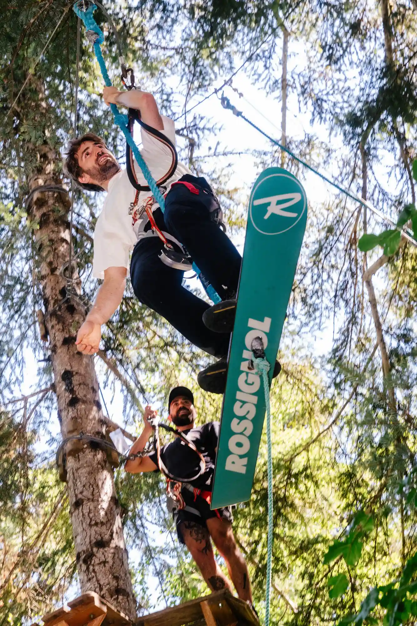 une personne fait l'atelier du surf sur le parcours noir