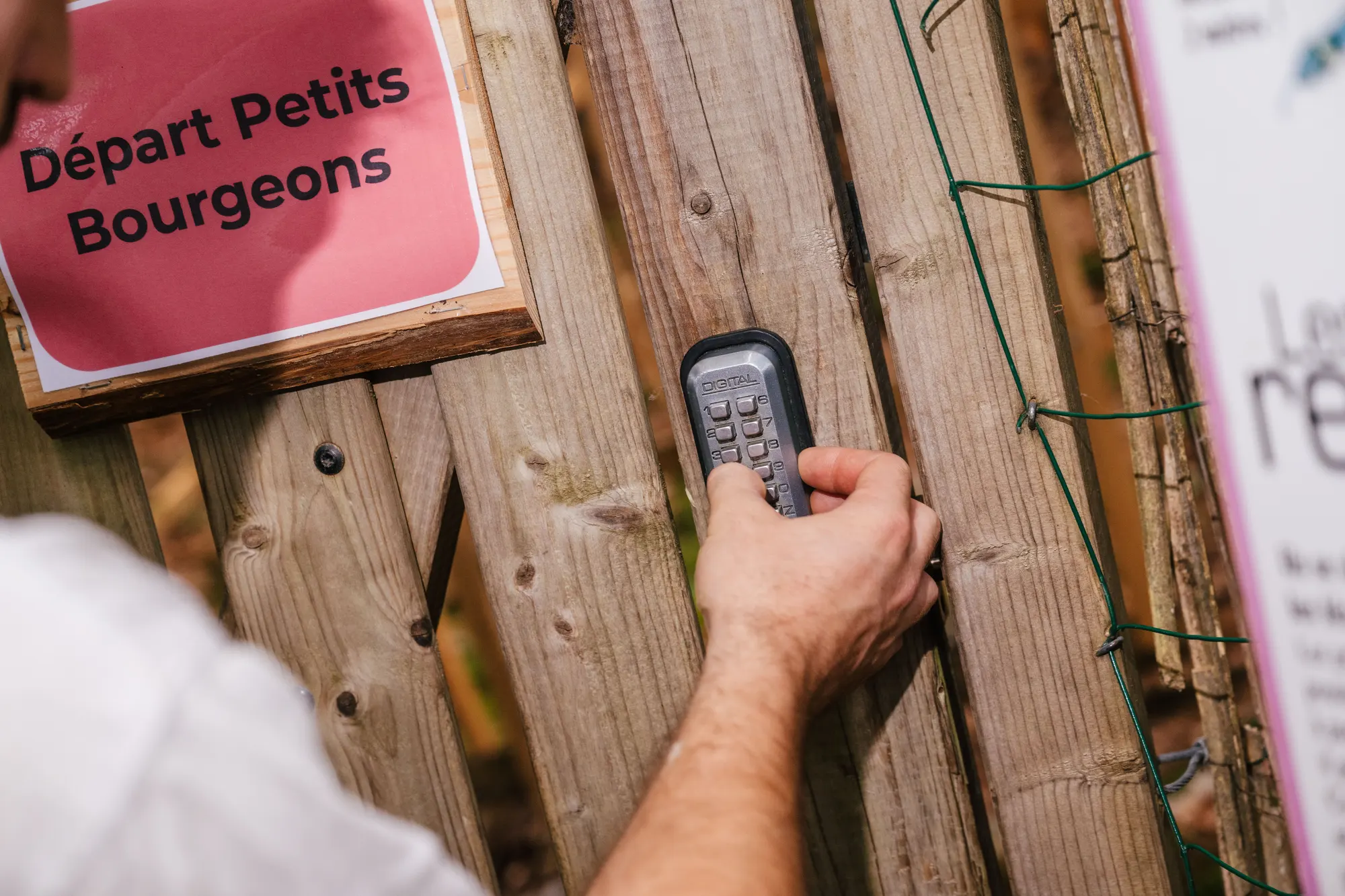 une porte du labyrinthe avec un panneau départ petits bourgeons