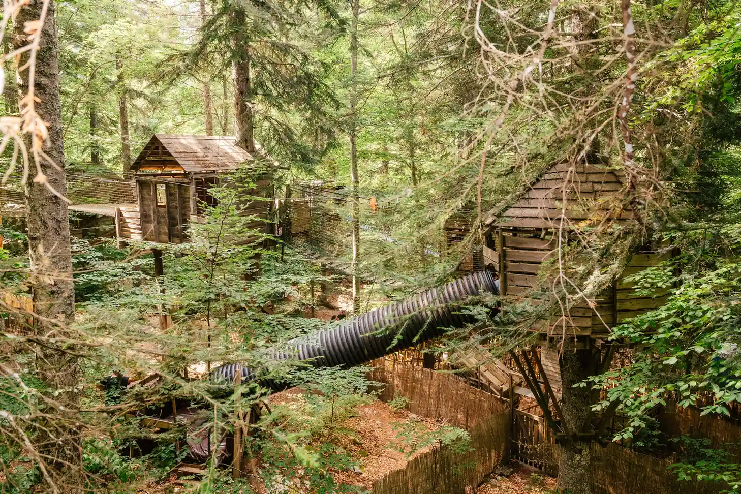 l'aire de jeu des cabanes